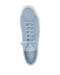 hellblaue bedruckte niedrige Sneakers von Common Projects