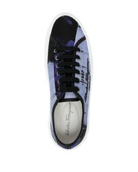 hellblaue bedruckte niedrige Sneakers von Salvatore Ferragamo