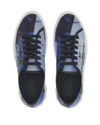 hellblaue bedruckte Segeltuch niedrige Sneakers von Ferragamo