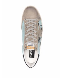 hellblaue bedruckte Wildleder niedrige Sneakers von Golden Goose