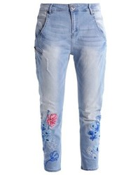 hellblaue Boyfriend Jeans mit Blumenmuster von Desigual