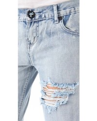 hellblaue Boyfriend Jeans mit Destroyed-Effekten von One Teaspoon
