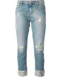 hellblaue Boyfriend Jeans mit Destroyed-Effekten