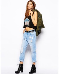 hellblaue Boyfriend Jeans mit Destroyed-Effekten