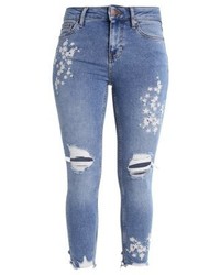 hellblaue enge Jeans mit Blumenmuster von New Look