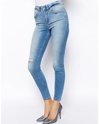 hellblaue enge Jeans mit Destroyed-Effekten von Asos