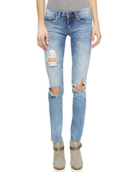 hellblaue enge Jeans mit Destroyed-Effekten von Blank