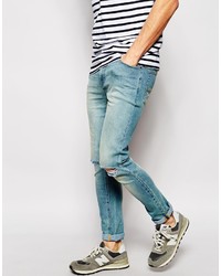 hellblaue enge Jeans mit Destroyed-Effekten von Asos