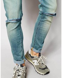 hellblaue enge Jeans mit Destroyed-Effekten von Asos