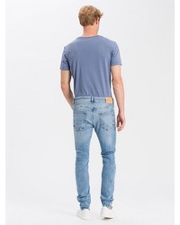 hellblaue enge Jeans mit Destroyed-Effekten von Cross Jeans