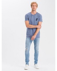 hellblaue enge Jeans mit Destroyed-Effekten von Cross Jeans