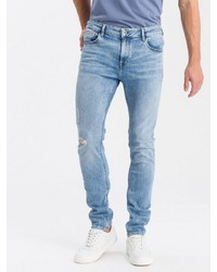 hellblaue enge Jeans mit Destroyed-Effekten von Cross Jeans