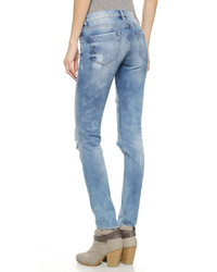 hellblaue enge Jeans mit Destroyed-Effekten von Blank