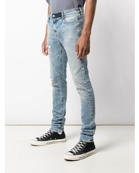 hellblaue enge Jeans mit Destroyed-Effekten von RtA