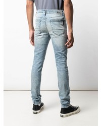 hellblaue enge Jeans mit Destroyed-Effekten von RtA