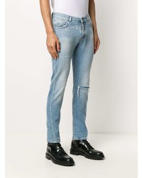 hellblaue enge Jeans mit Destroyed-Effekten von John Richmond