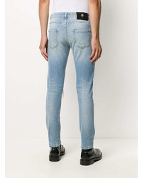 hellblaue enge Jeans mit Destroyed-Effekten von John Richmond