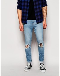 hellblaue enge Jeans mit Destroyed-Effekten