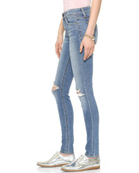 hellblaue enge Jeans mit Destroyed-Effekten von Joe's Jeans
