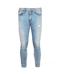 hellblaue enge Jeans mit Destroyed-Effekten von Le Temps des Cerises