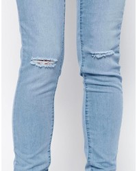 hellblaue enge Jeans mit Destroyed-Effekten von Pieces