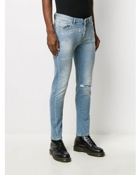 hellblaue enge Jeans mit Destroyed-Effekten von John Richmond