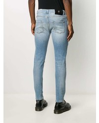 hellblaue enge Jeans mit Destroyed-Effekten von John Richmond