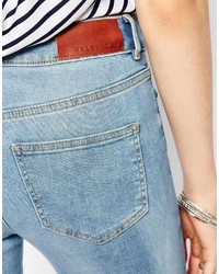hellblaue enge Jeans mit Destroyed-Effekten von Noisy May