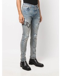 hellblaue enge Jeans mit Destroyed-Effekten von Amiri