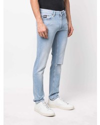 hellblaue enge Jeans mit Destroyed-Effekten von VERSACE JEANS COUTURE