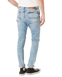 hellblaue enge Jeans mit Destroyed-Effekten von Superdry