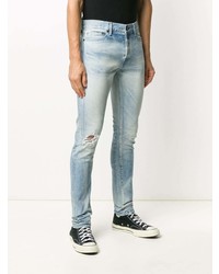 hellblaue enge Jeans mit Destroyed-Effekten von John Elliott