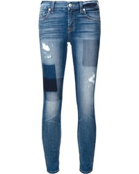 hellblaue enge Jeans mit Flicken