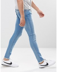 hellblaue enge Jeans
