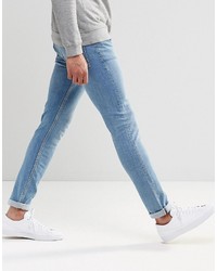 hellblaue enge Jeans