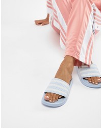 hellblaue flache Sandalen aus Leder von adidas Originals