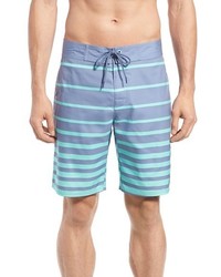 hellblaue horizontal gestreifte Badeshorts