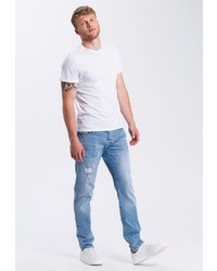 hellblaue Jeans mit Destroyed-Effekten von Cross Jeans