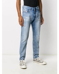 hellblaue Jeans mit Destroyed-Effekten von Diesel