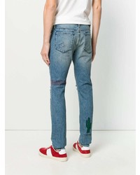 hellblaue Jeans mit Destroyed-Effekten von RtA