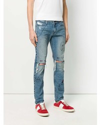 hellblaue Jeans mit Destroyed-Effekten von RtA