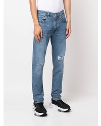 hellblaue Jeans mit Destroyed-Effekten von Levi's