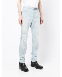 hellblaue Jeans mit Destroyed-Effekten von RtA