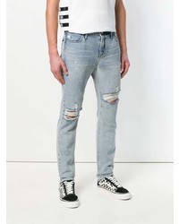 hellblaue Jeans mit Destroyed-Effekten von RtA