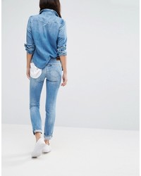 hellblaue Jeans mit Destroyed-Effekten von Lee