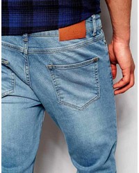 hellblaue Jeans mit Destroyed-Effekten