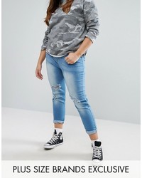 hellblaue Jeans mit Destroyed-Effekten