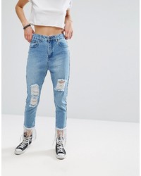 hellblaue Jeans mit Destroyed-Effekten