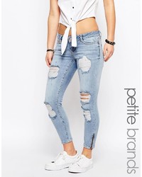 hellblaue Jeans mit Destroyed-Effekten