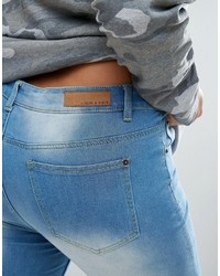 hellblaue Jeans mit Destroyed-Effekten